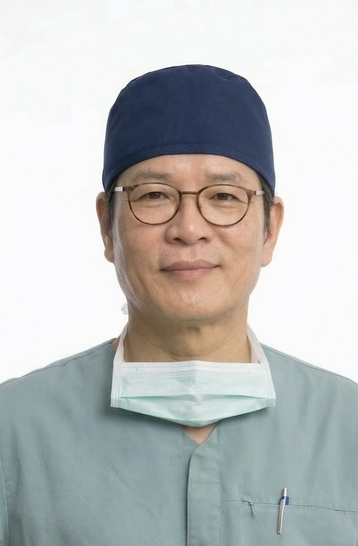 박병춘원장 정면 수술모.jpeg